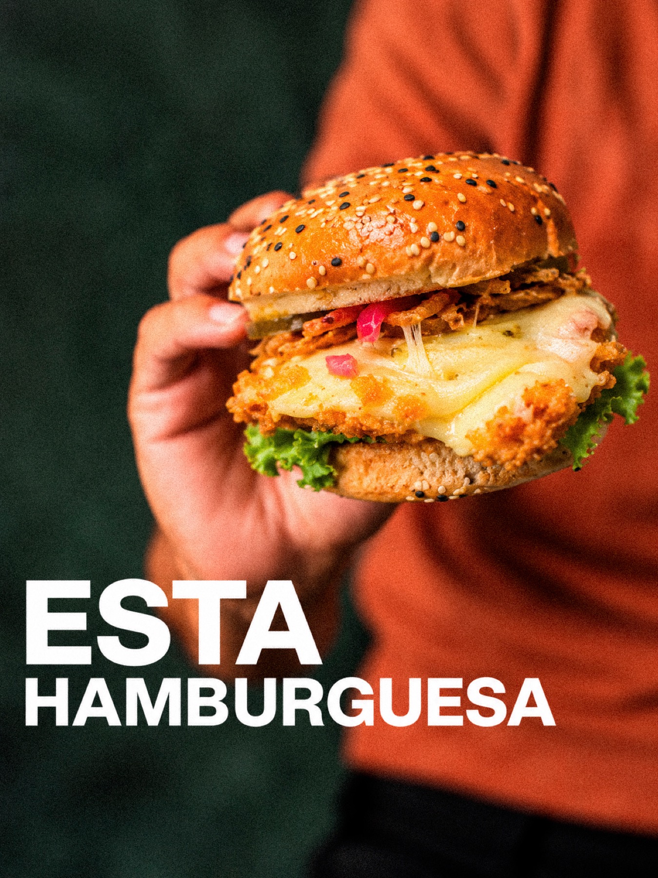 Hamburguesa sostenida en las manos
